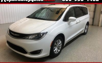 Photo of a 2018 Chrysler Pacifica Touring-L Repairable Hail Damage for sale