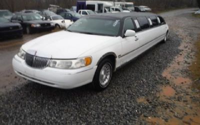 Photo of a 2000 Lincoln Town Car Signature Limousine for sale