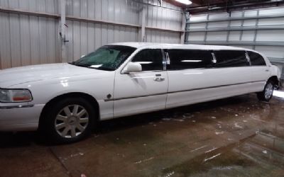 Photo of a 2005 Lincoln Town Car W-Limousine Builders PKG for sale